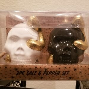 B HARBOR COLLECTION Halloween Skull With Snake Salt and Pepper Set NEW IN BOX